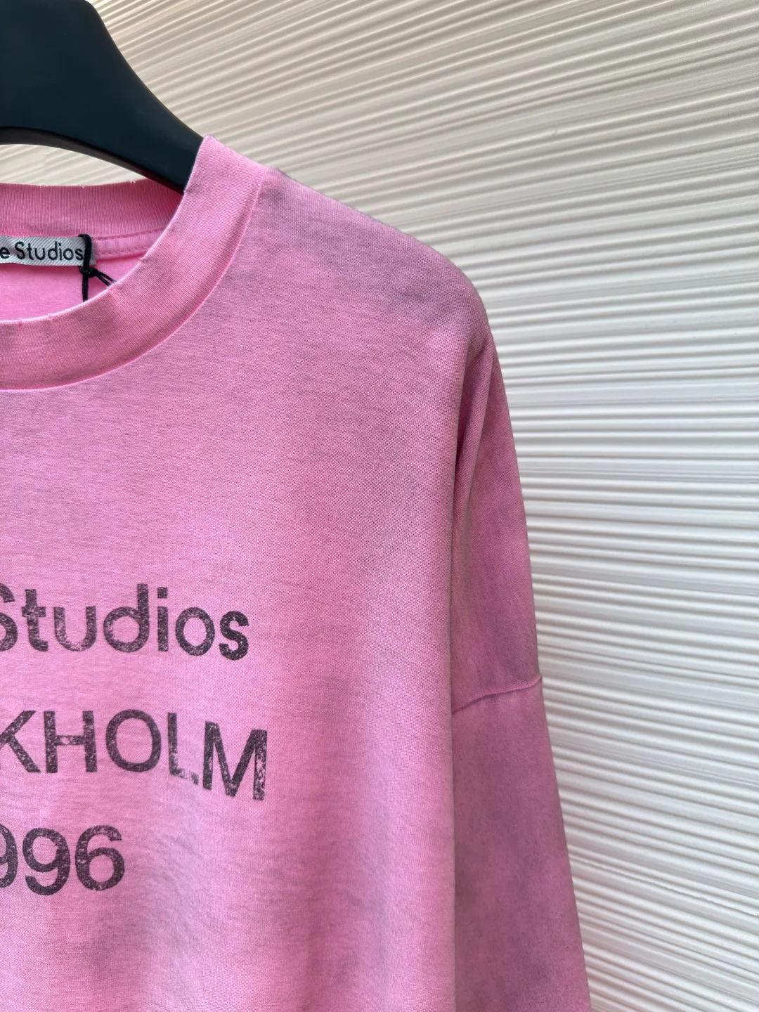 Acne Studios 1966 mud-dyed washed and distressed long sleeves ●Authentic product: purchased and developed by 2419 ●Item number: 1680621-A15 ●Fabric: super soft cotton fabric ●Technology: washed and distressed ●Version: loose fit ●Weight: about 385 grams ●Size: S-M-L-XL ●Description: Made of ultra-soft pure cotton fabric, garment-dyed, washed and distressed, the chest part has a dirty feel, and the lower part shows a gradient effect. The neckline is slightly frayed to better fit the overall tone. The overall line is straight and delicate, the fabric is comfortable and soft, and the color is consistent without color difference. It can be matched with the same style to create a fashionable look and control various occasions. Customized accessories, complete with three standards, the same style for men and women!